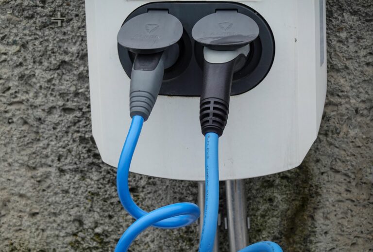 Assurer une voiture électrique : ce que promettent la MAIF et Allianz